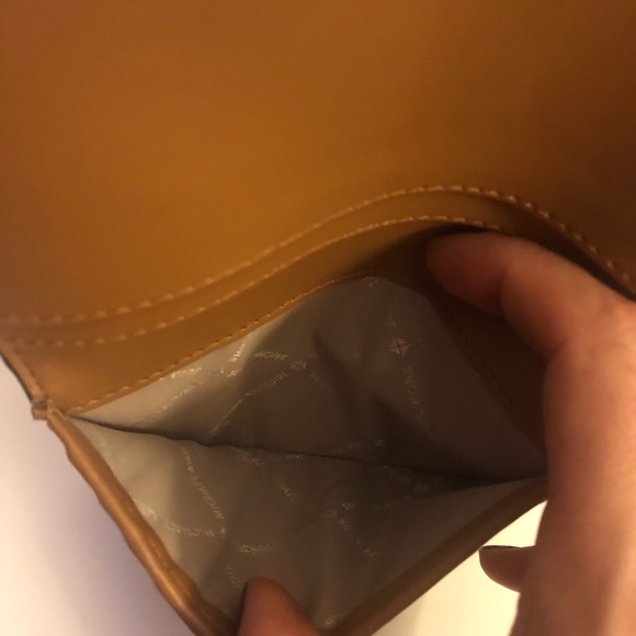 Authentic Michael Kors jet set passport holder/wallet - Picture 4 of 5